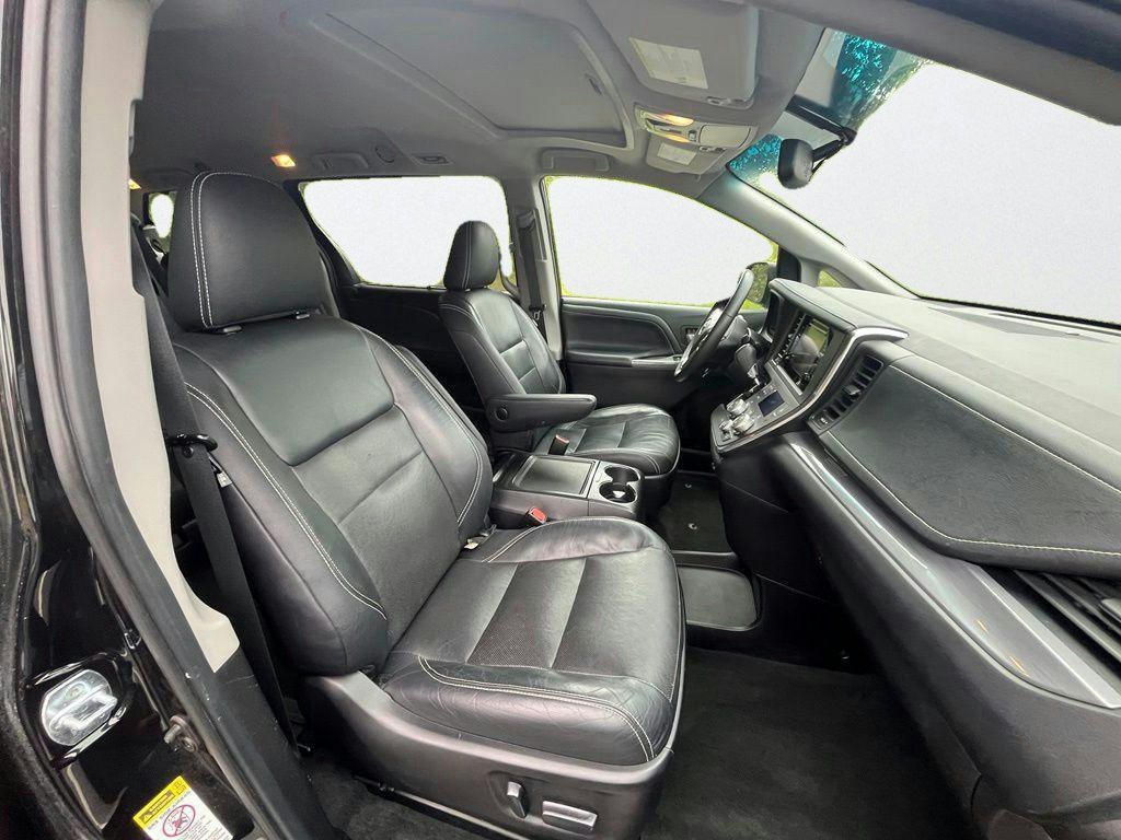 Used 2016 Toyota Sienna SE w/ SE Preferred Package FWD image 12