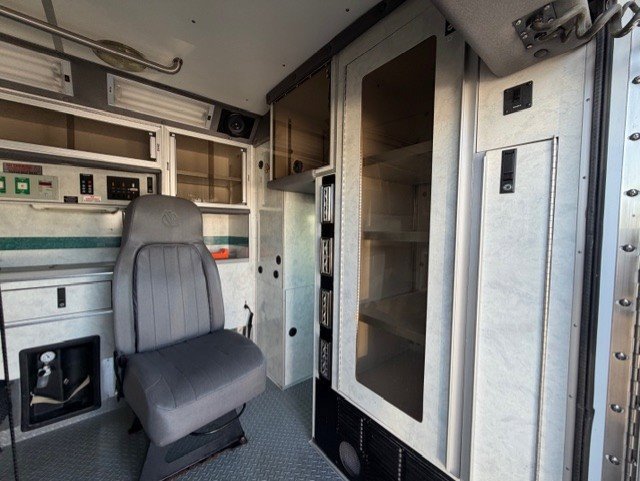 Used 2003 Ford E-450 and Econoline 450 image 17