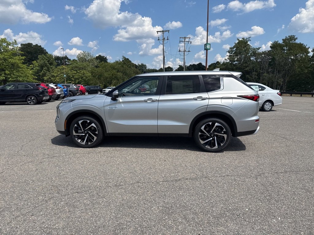 New 2025 Mitsubishi Outlander SE image 14