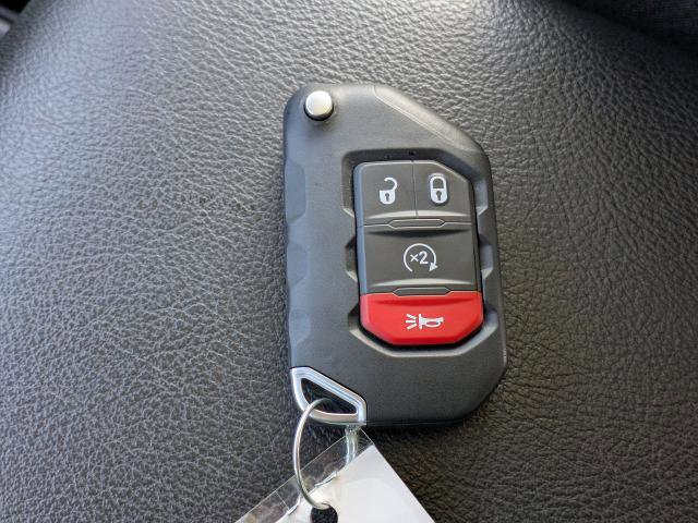 Used 2025 Jeep Wrangler Willys image 32