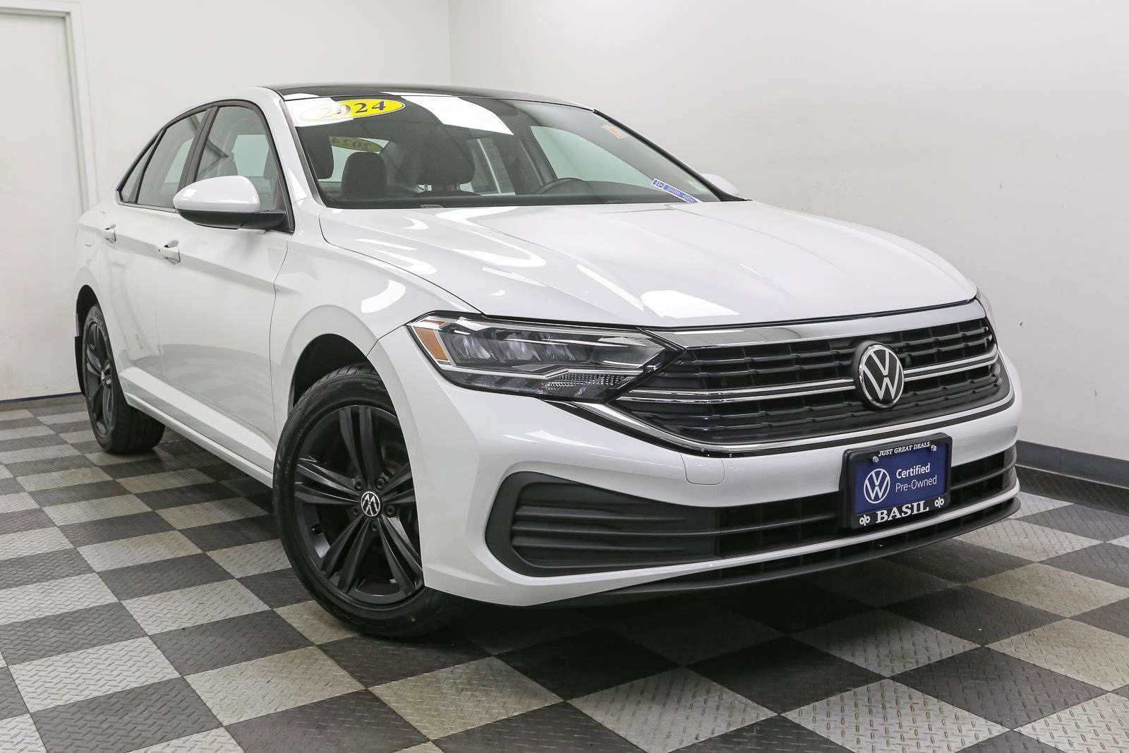Used 2024 Volkswagen Jetta SE image 3