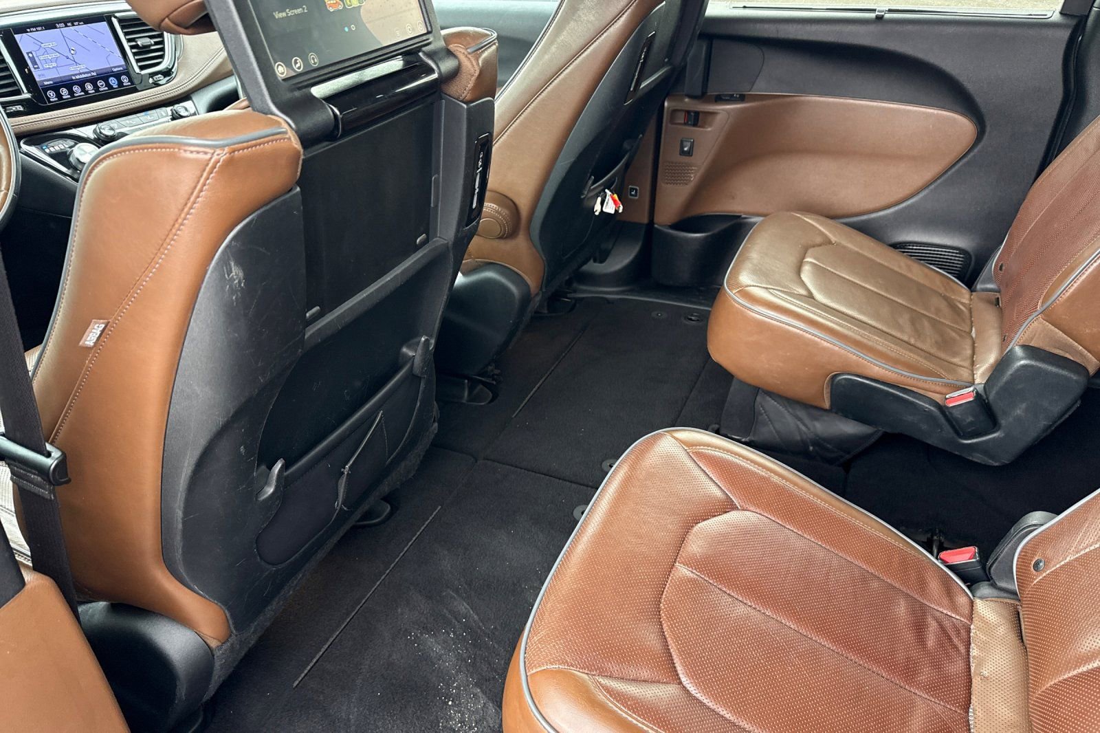 Used 2017 Chrysler Pacifica Limited w/ UConnect Theater Package FWD image 12