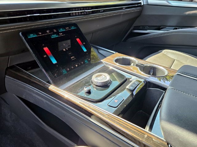 Certified 2026 Cadillac Escalade Luxury AWD/4WD image 16