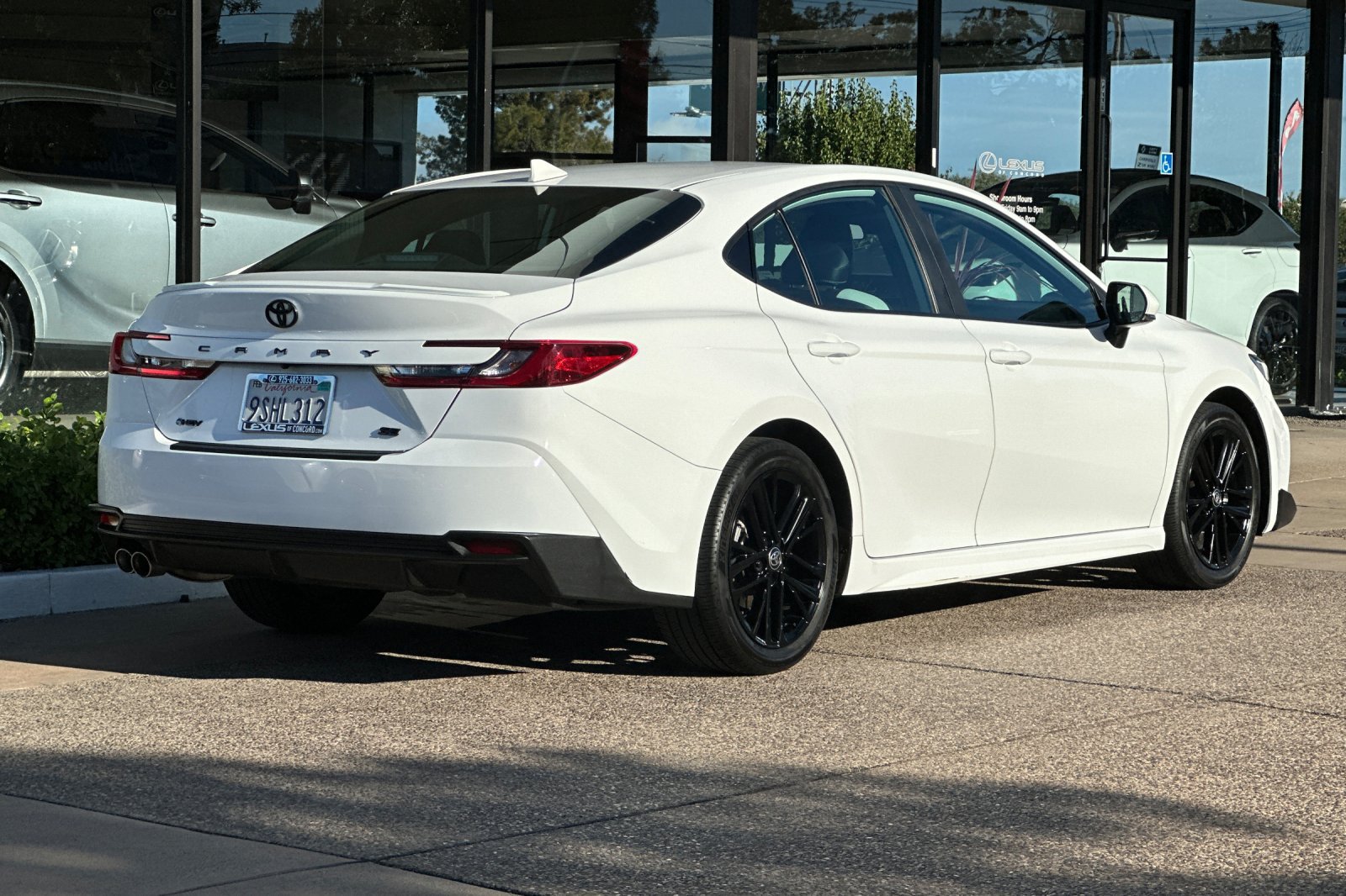 Used 2025 Toyota Camry SE FWD image 4