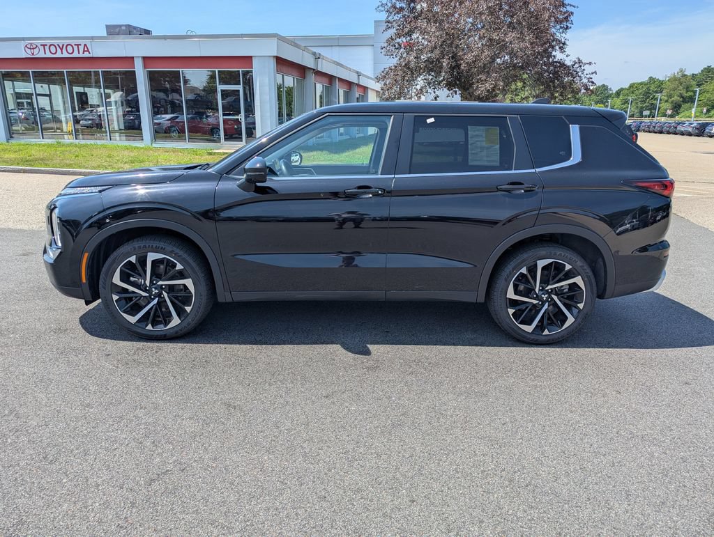 Used 2024 Mitsubishi Outlander SE AWD/4WD image 2