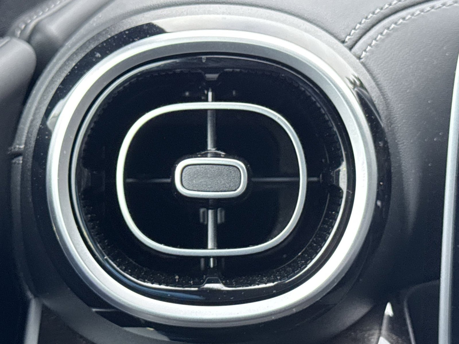 Used 2024 Mercedes-Benz GLC 300 4MATIC image 22