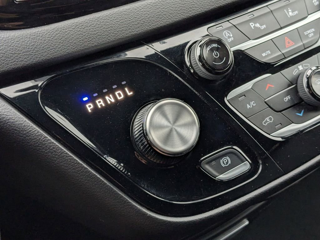Used 2025 Chrysler Pacifica Select image 23