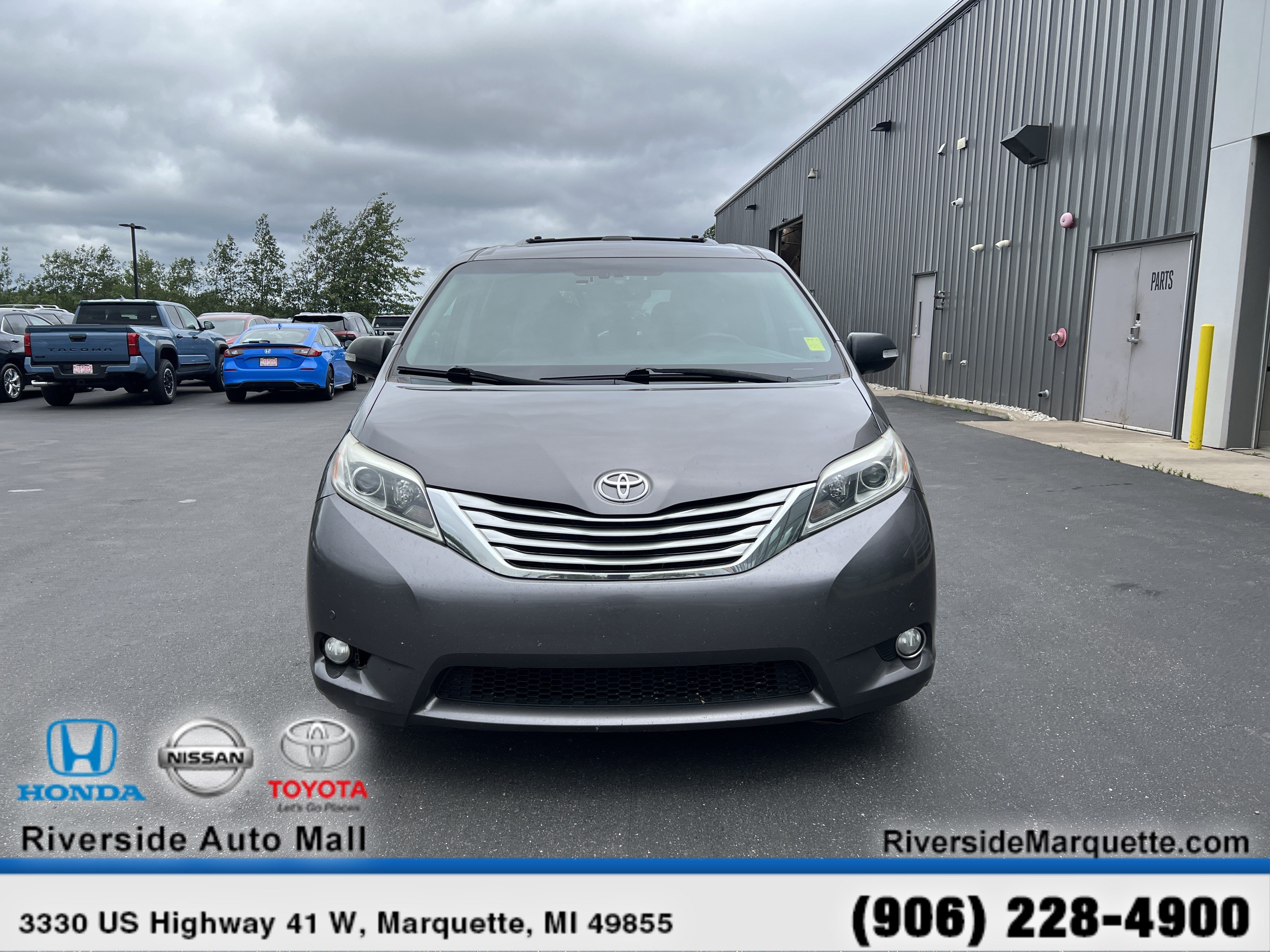 Used 2015 Toyota Sienna Limited Premium w/ Four Season Floor Mat Package FWD image 2