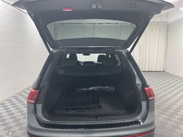 Used 2024 Volkswagen Tiguan SE R-Line AWD/4WD image 8