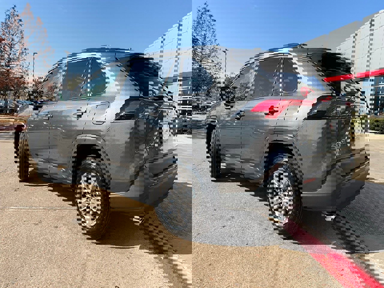 Used 2025 Toyota RAV4 XLE image 8