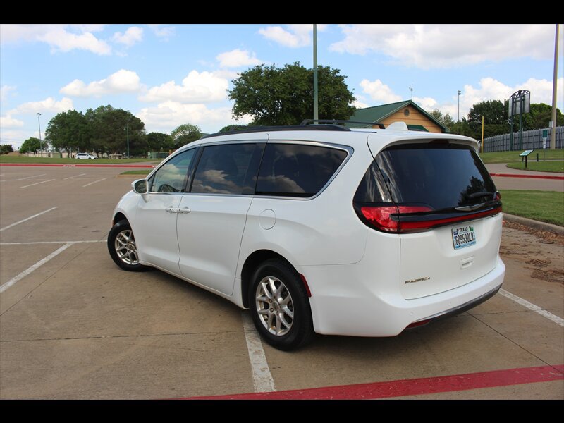 Used 2022 Chrysler Pacifica Touring-L FWD image 2