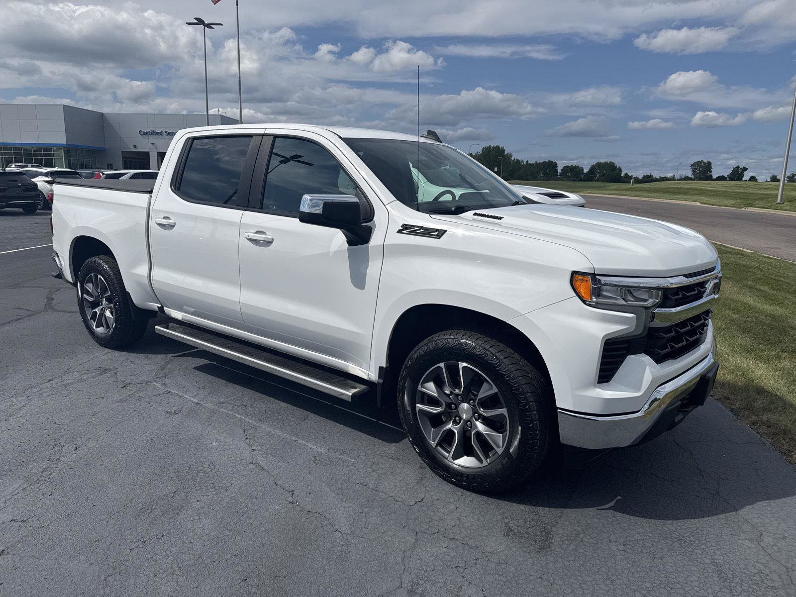 Used 2023 Chevrolet Silverado 1500 LT AWD/4WD image 6