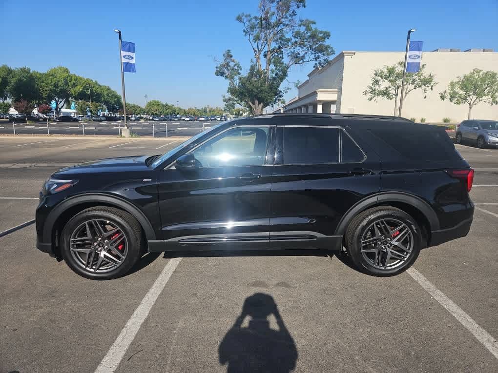 Used 2025 Ford Explorer ST-Line w/ Premium Package RWD image 4