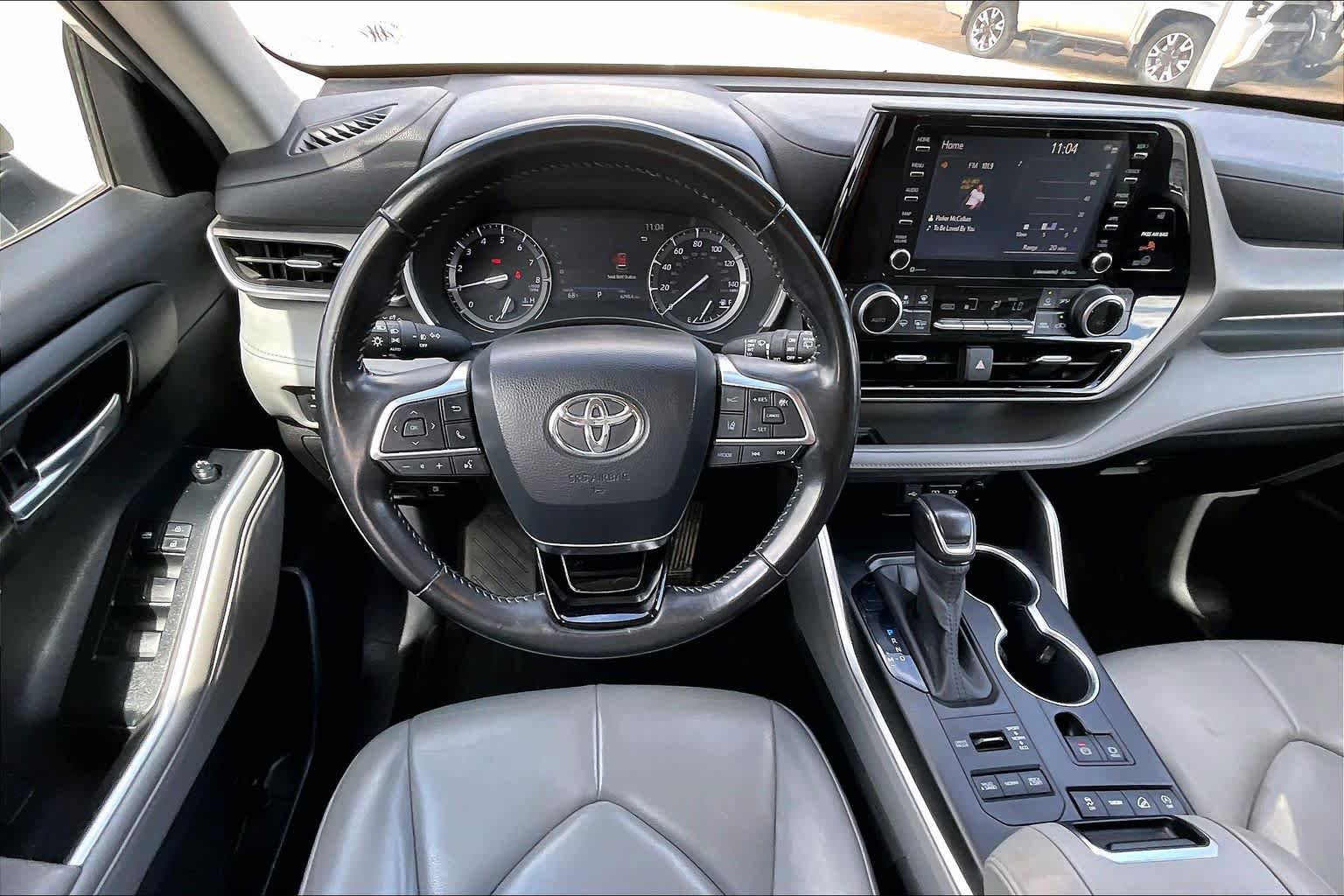 Used 2020 Toyota Highlander XLE AWD/4WD image 6