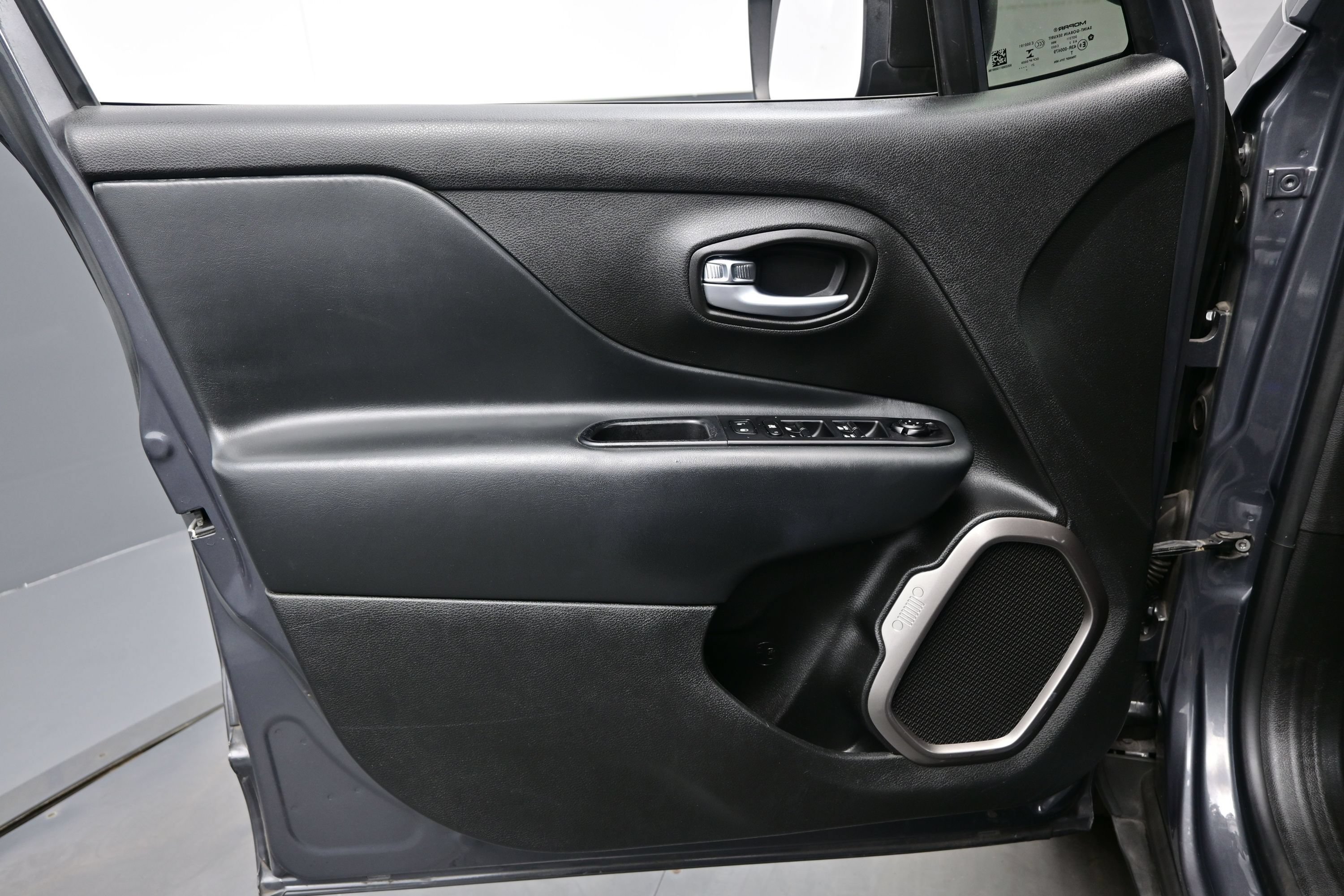 Used 2022 Jeep Renegade Latitude AWD/4WD image 9