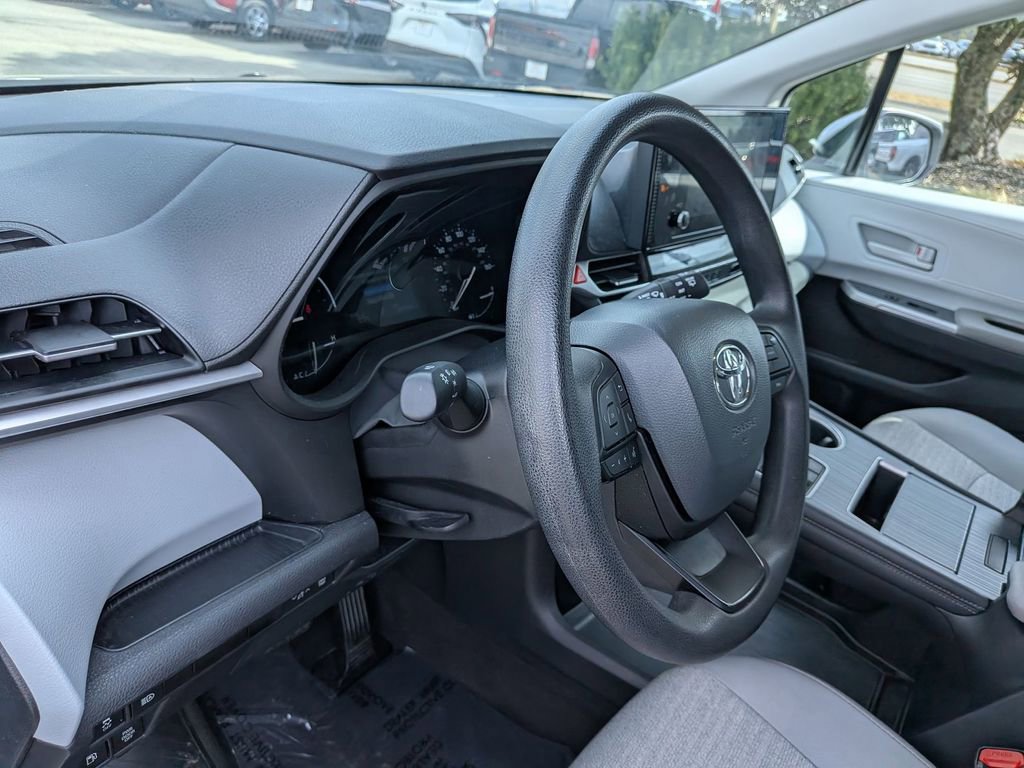Used 2025 Toyota Sienna LE image 14