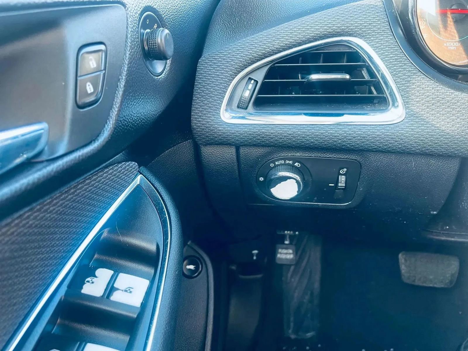 Used 2018 Chevrolet Cruze LT w/ Convenience Package image 12