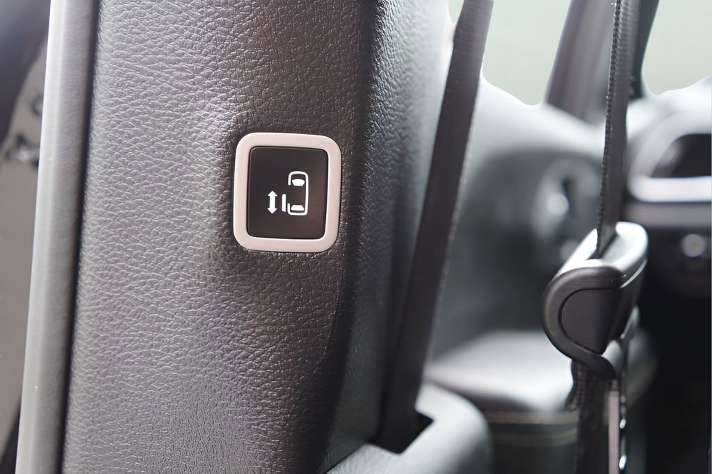 Used 2025 Chrysler Pacifica Limited image 11