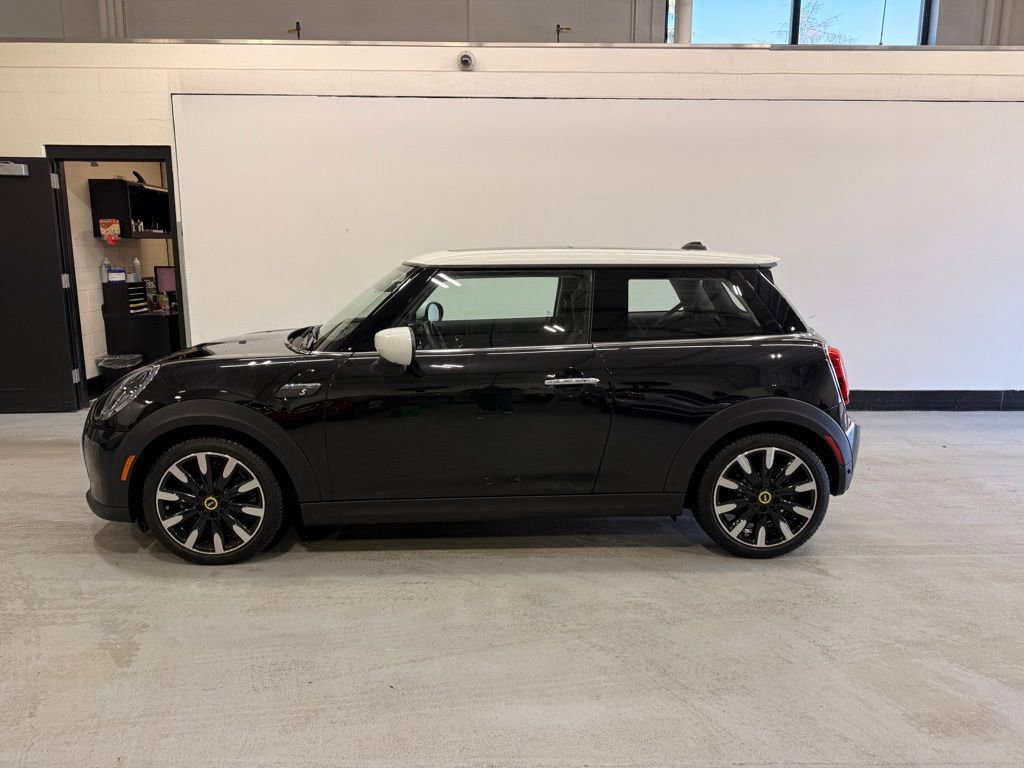 Certified 2024 MINI Cooper SE image 2