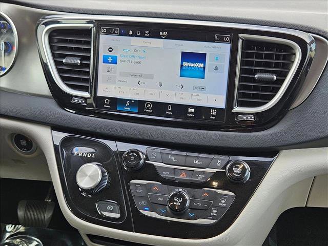 Used 2023 Chrysler Pacifica Touring-L FWD image 17
