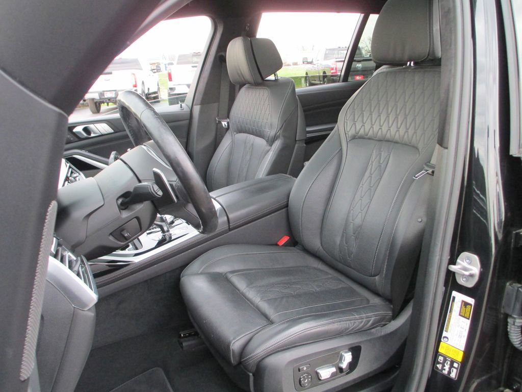 Used 2022 BMW X7 M50i w/ Dynamic Handling Package image 23