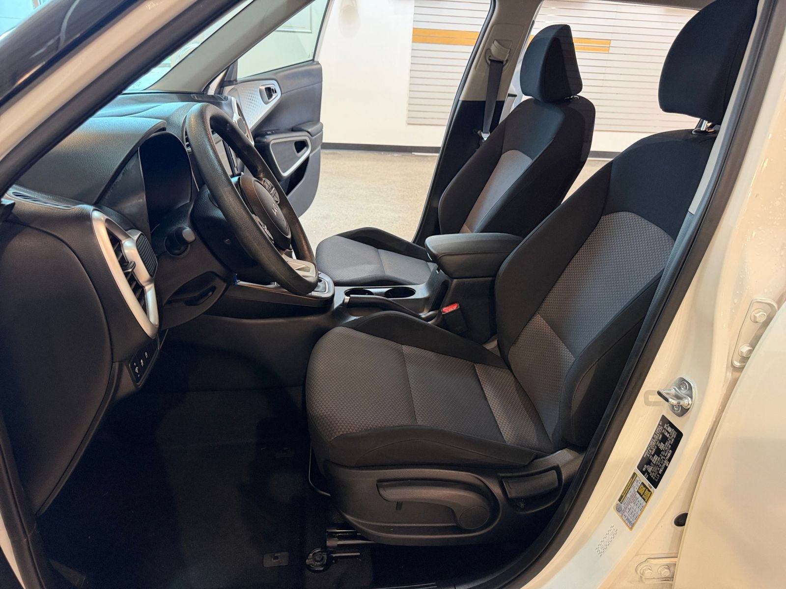 Used 2025 Kia Soul LX w/ LX Technology Package FWD image 25