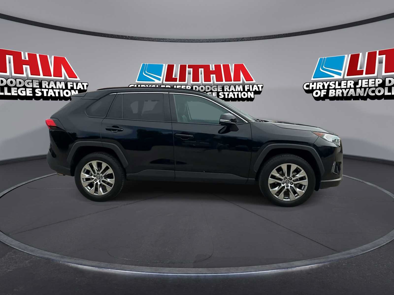 Used 2020 Toyota RAV4 XLE Premium FWD image 9