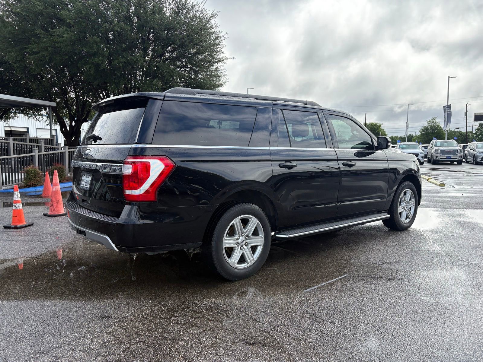 Used 2020 Ford Expedition Max XLT w/ Equipment Group 202A RWD image 3