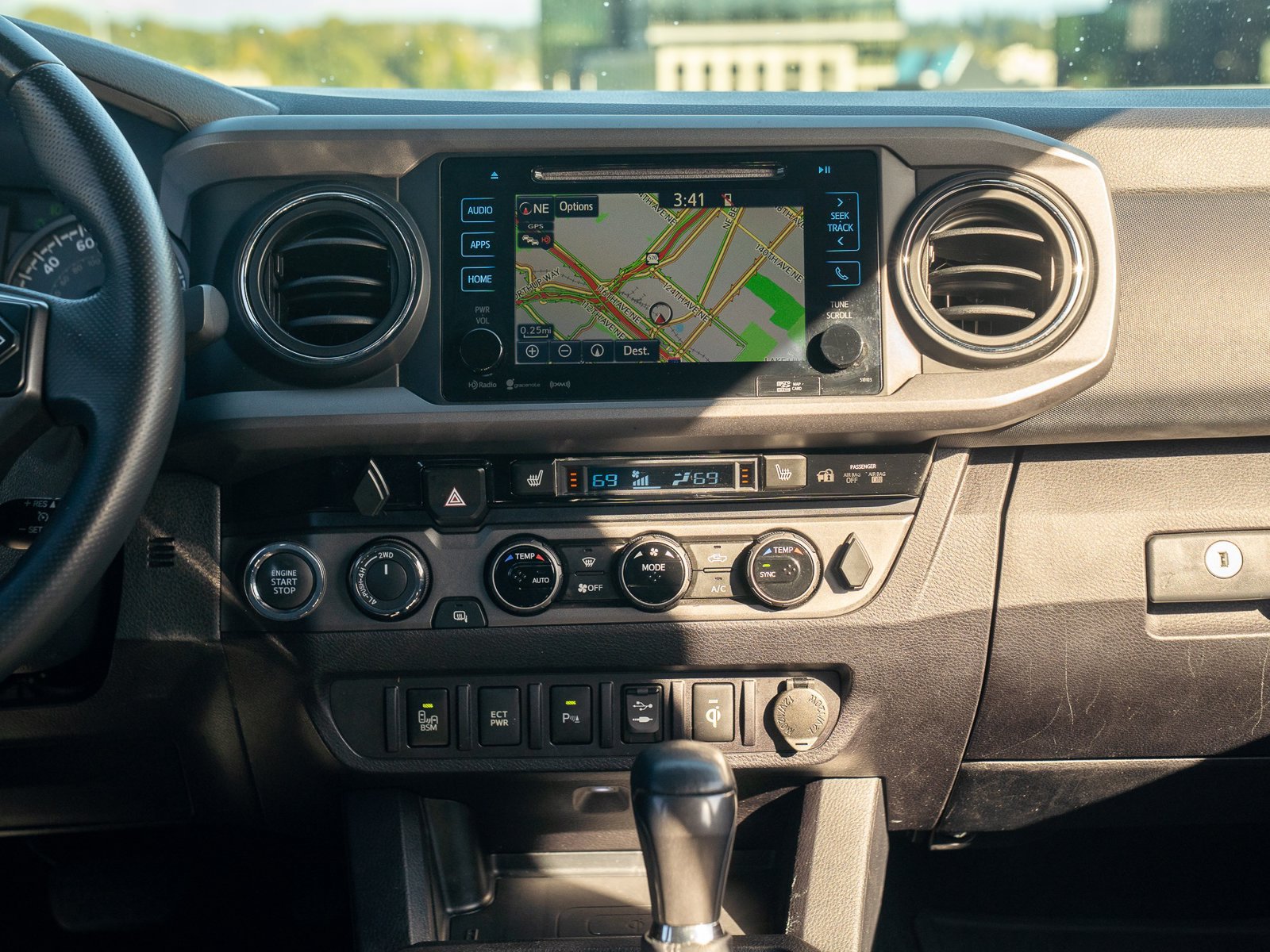 Used 2017 Toyota Tacoma TRD Off-Road w/ Premium & Technology Package AWD/4WD image 20