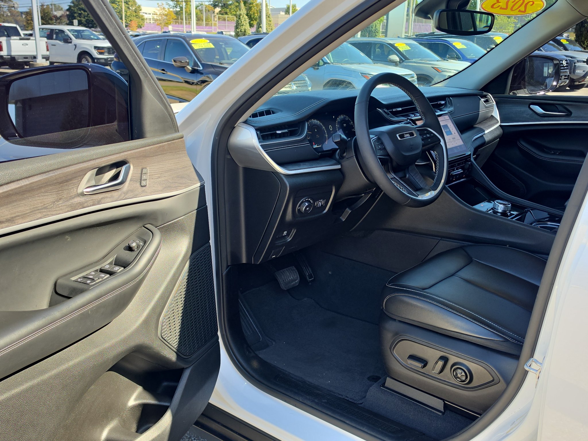 Used 2023 Jeep Grand Cherokee Limited w/ Black Appearance Package AWD/4WD image 9