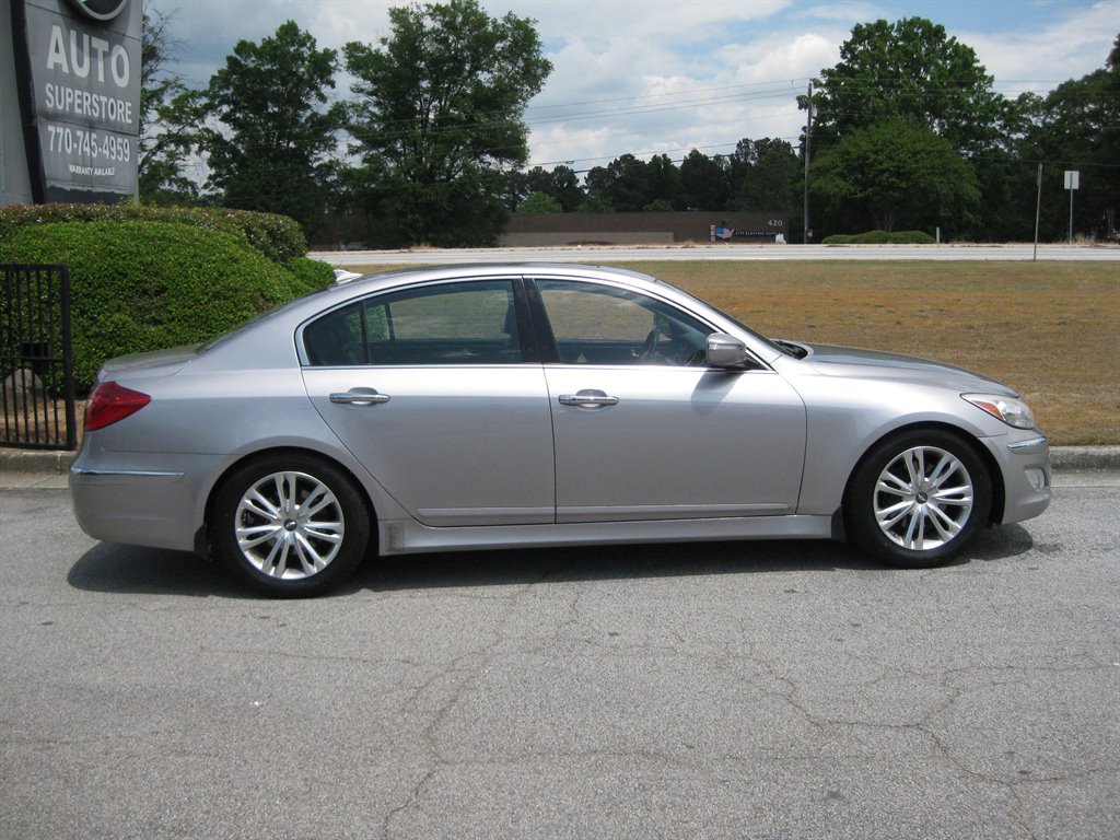 Used 2013 Hyundai Genesis 3.8 w/ Technology Pkg RWD image 3
