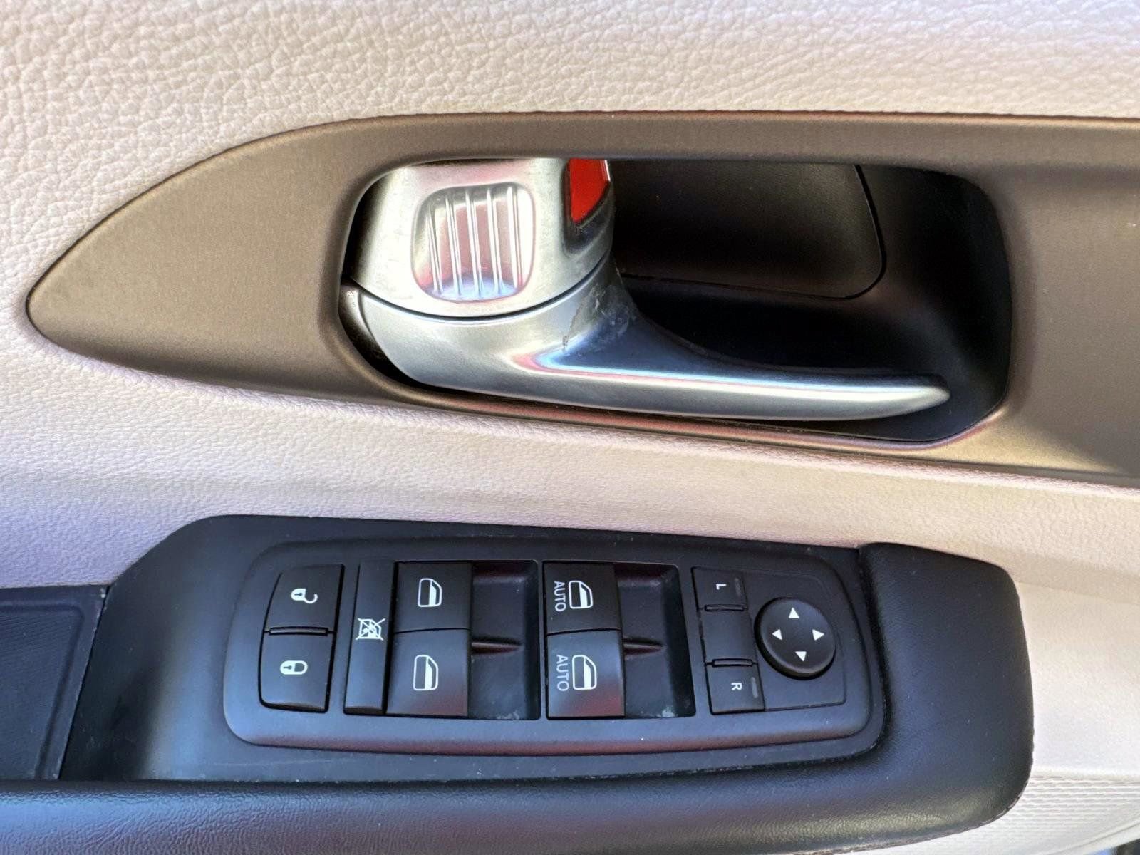 Used 2017 Chrysler Pacifica Touring-L image 8