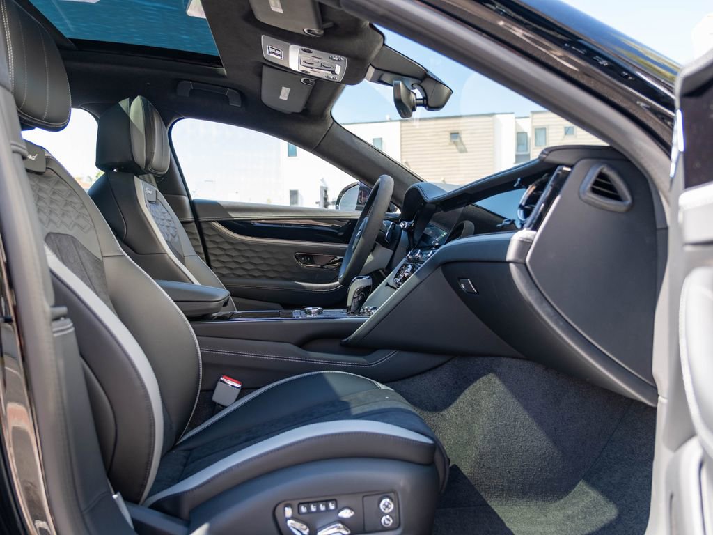 Used 2025 Bentley Flying Spur Plug-In Hybrid AWD/4WD image 39