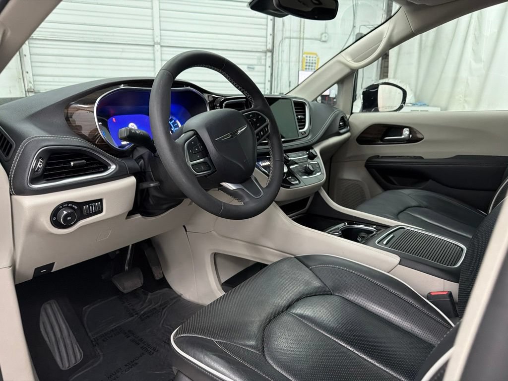 Used 2023 Chrysler Pacifica Limited FWD image 15