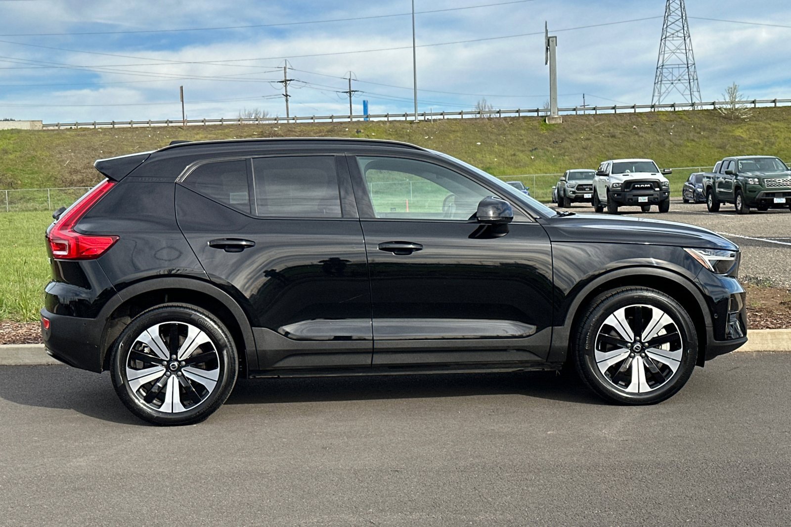 Used 2023 Volvo XC40 Recharge Plus image 2