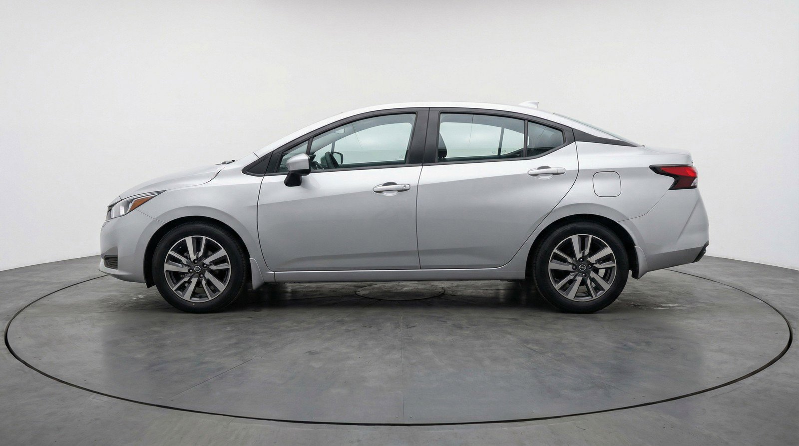 Used 2025 Nissan Versa SV FWD image 5