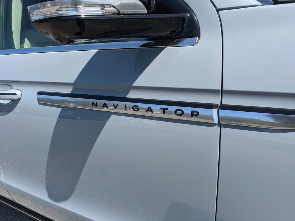 Used 2025 Lincoln Navigator Reserve image 11