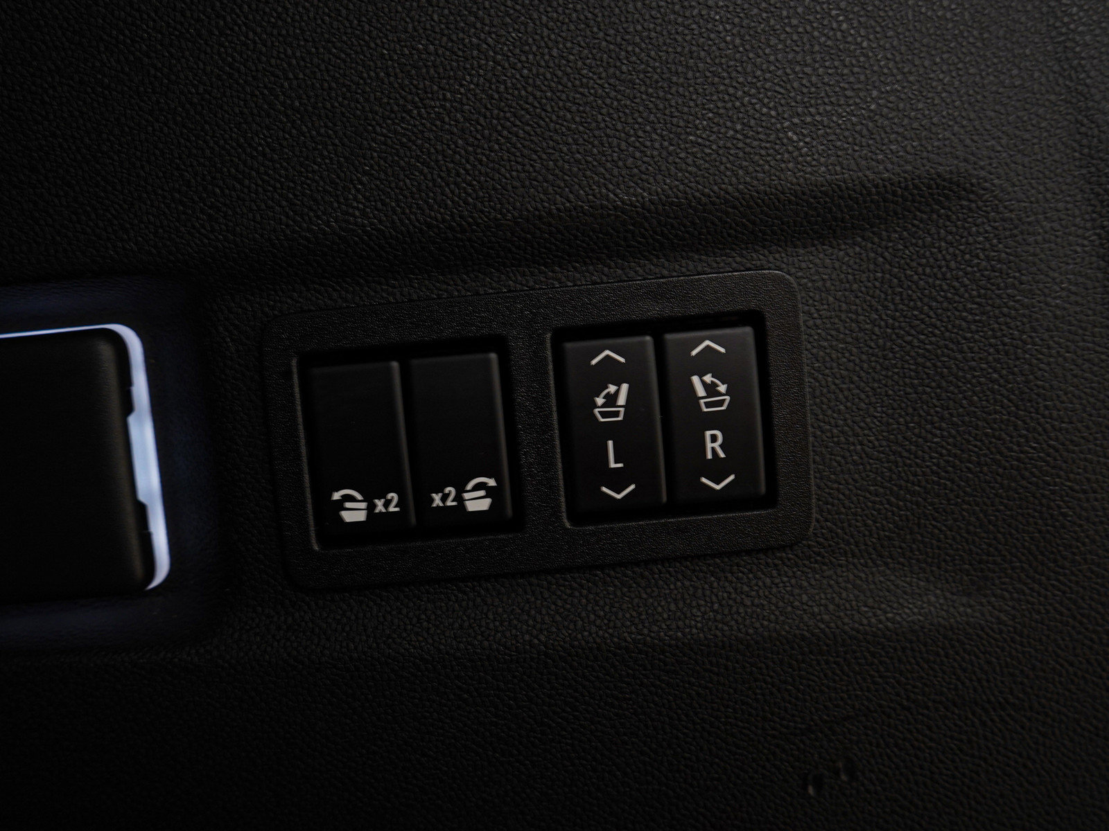 Used 2022 Chevrolet Suburban LT w/ Luxury Package image 11