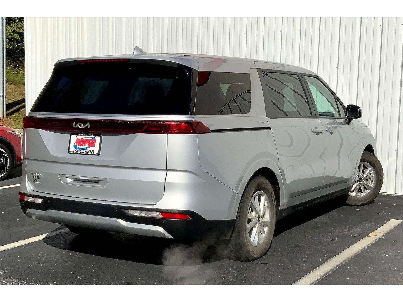 Used 2023 Kia Carnival LX image 11