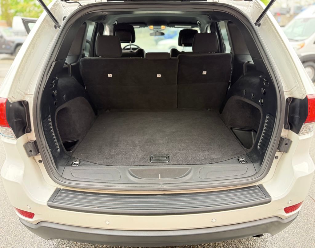 Used 2020 Jeep Grand Cherokee Laredo AWD/4WD image 22