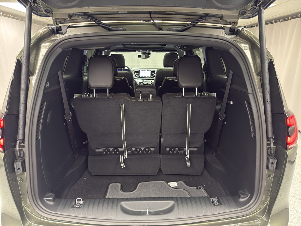 New 2027 Chrysler Pacifica Limited AWD/4WD image 15