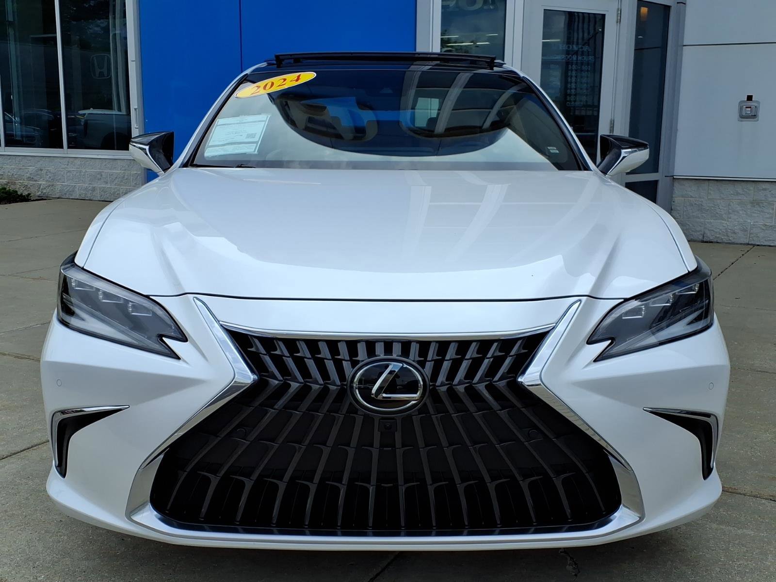 Used 2024 Lexus ES 350 Ultra Luxury w/ Accessory Package (Z1) FWD image 2