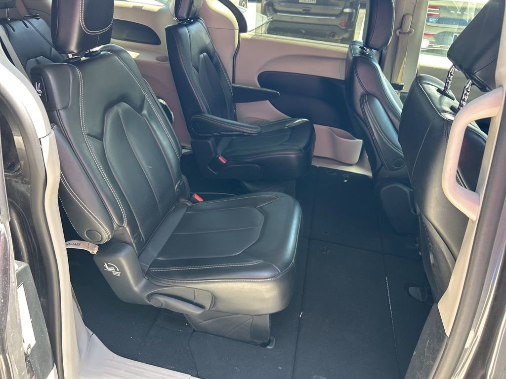 Used 2023 Chrysler Pacifica Touring-L image 14