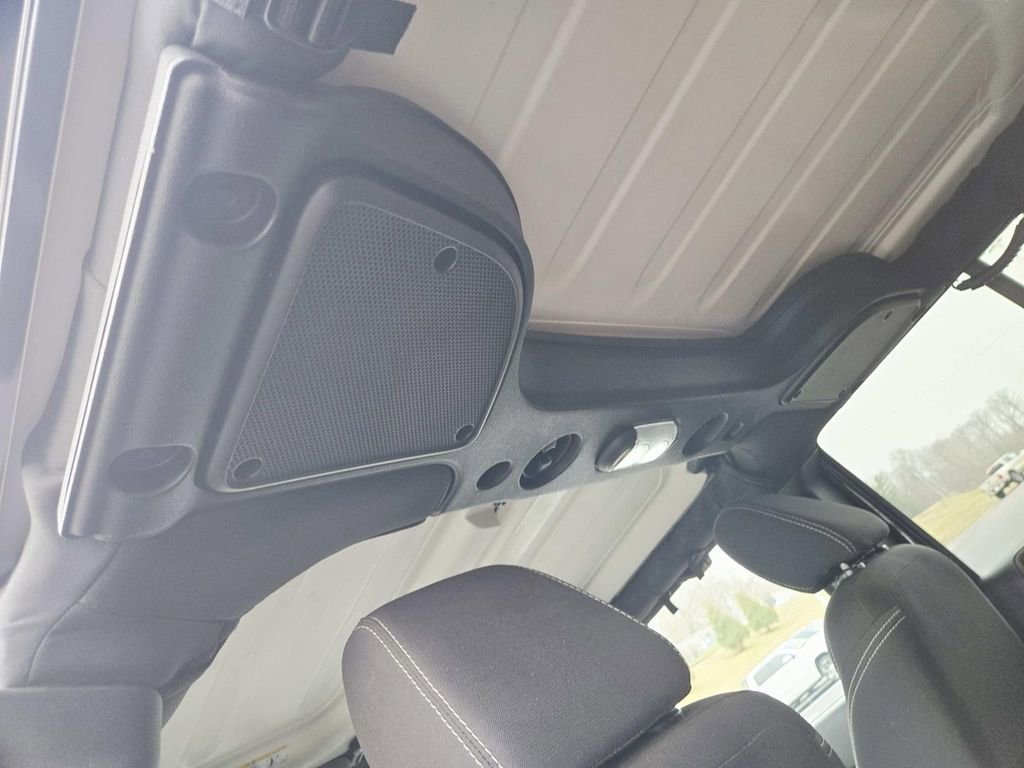 Used 2015 Jeep Wrangler Unlimited Sahara image 13