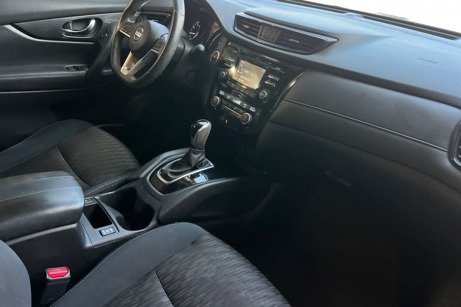 Used 2017 Nissan Rogue SV FWD image 17