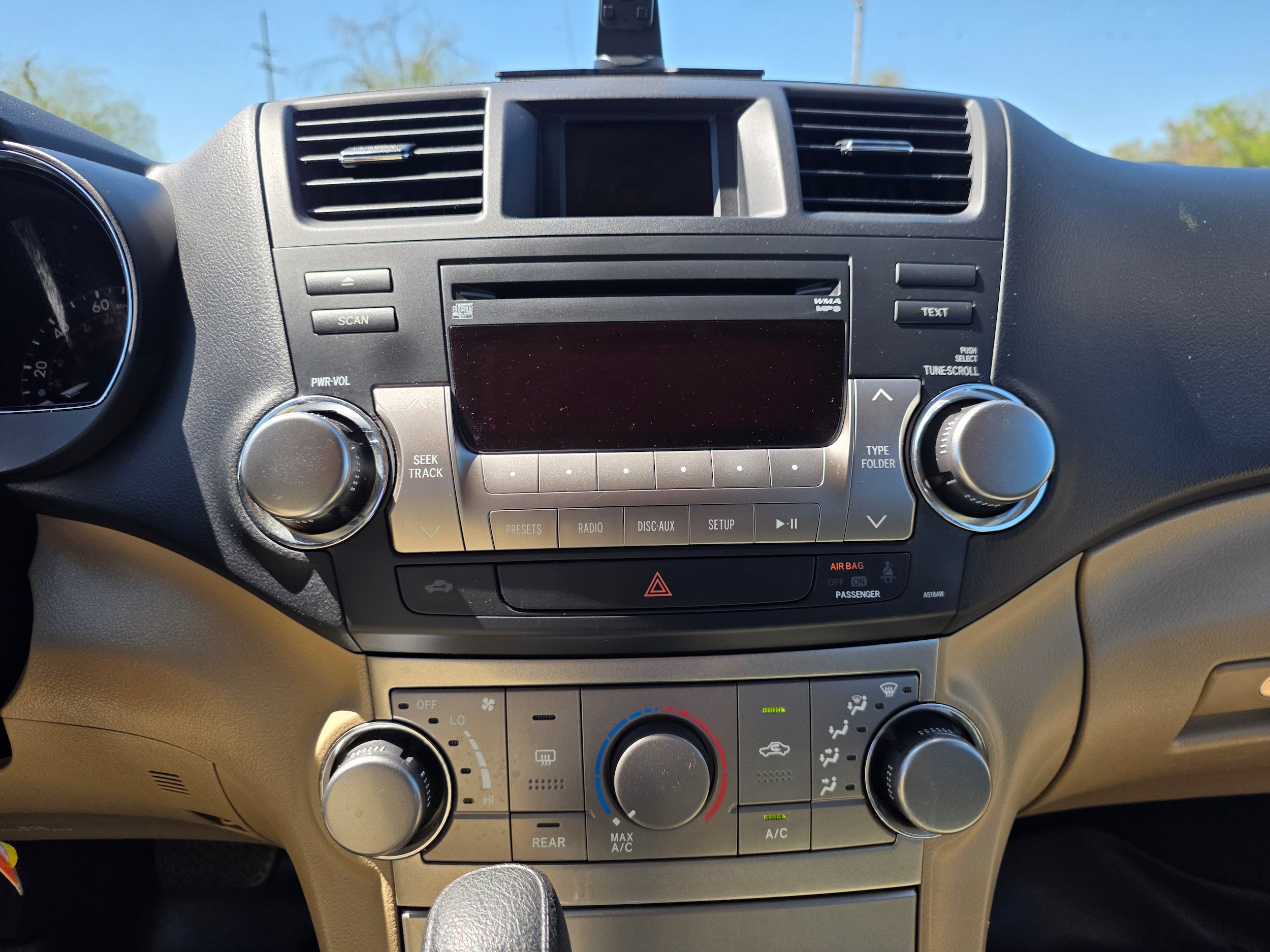 Used 2012 Toyota Highlander FWD w/ Tech Pkg image 19