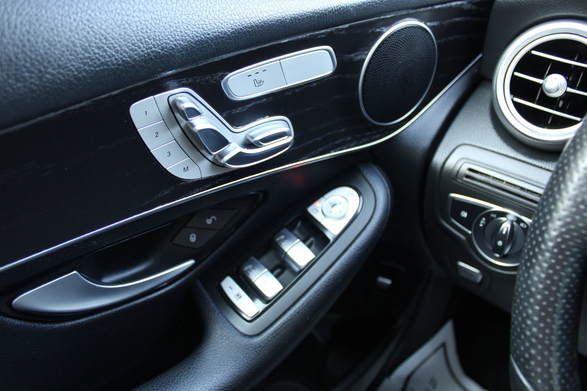 Used 2018 Mercedes-Benz GLC 300 4MATIC image 23