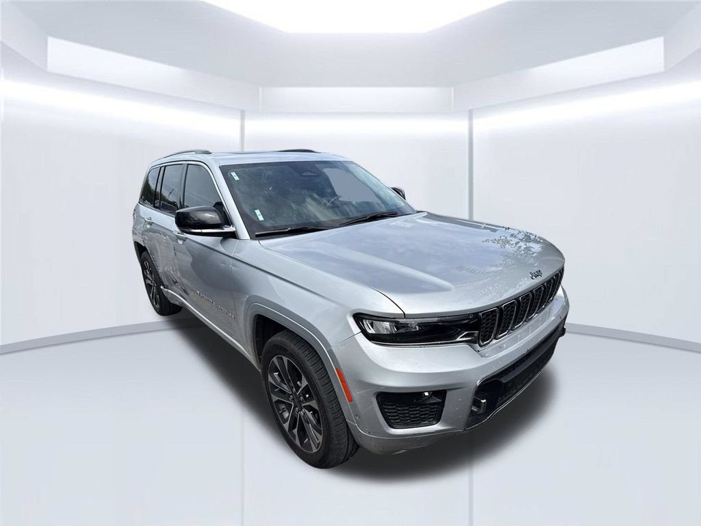 Used 2022 Jeep Grand Cherokee Overland w/ Luxury Tech Group IV AWD/4WD image 2