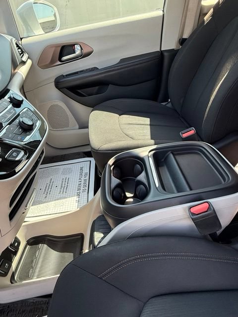 Used 2018 Chrysler Pacifica Touring Plus w/ Tire & Wheel Group FWD image 14