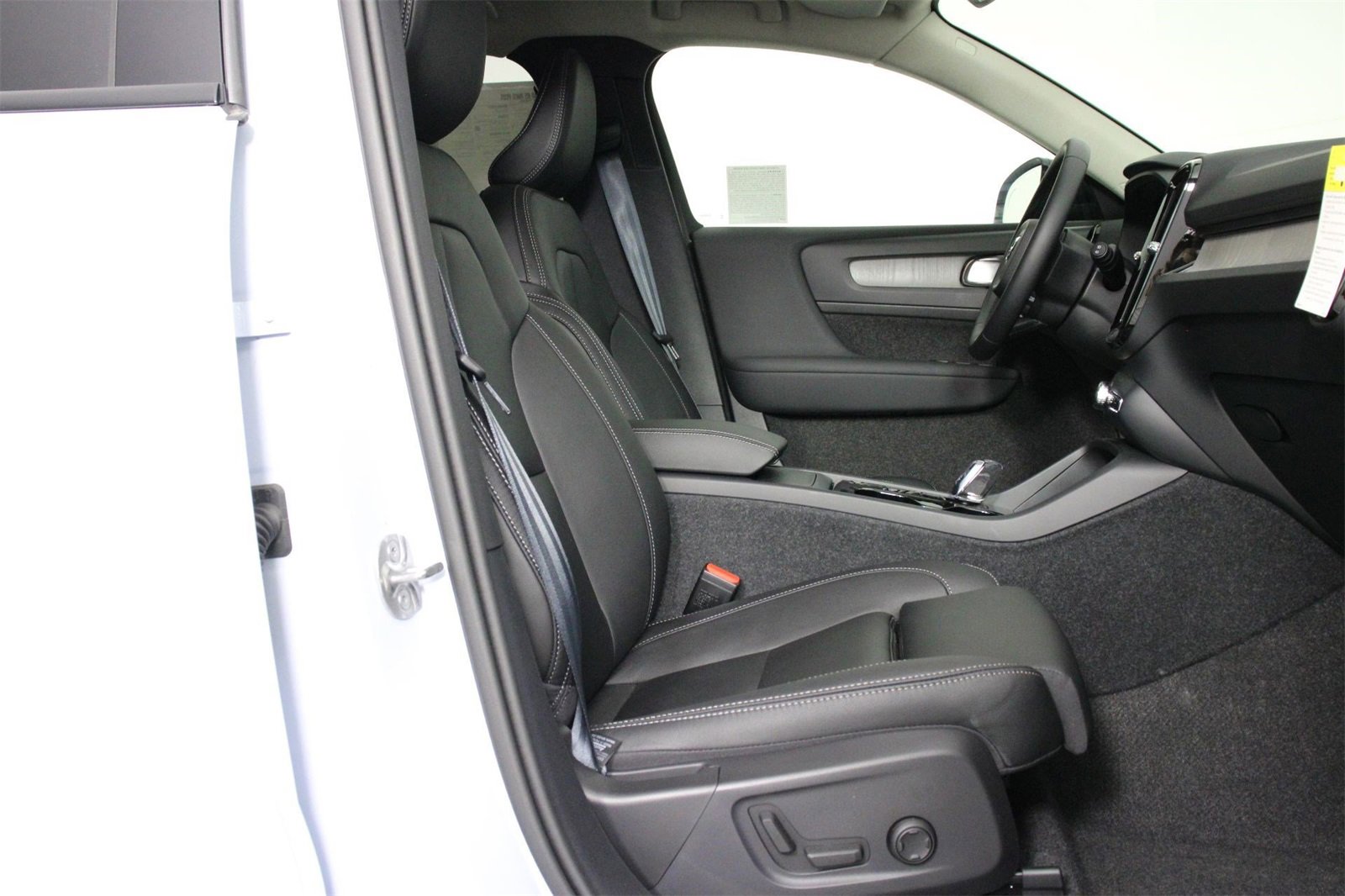 New 2025 Volvo XC40 B5 Plus w/ Climate Package image 10